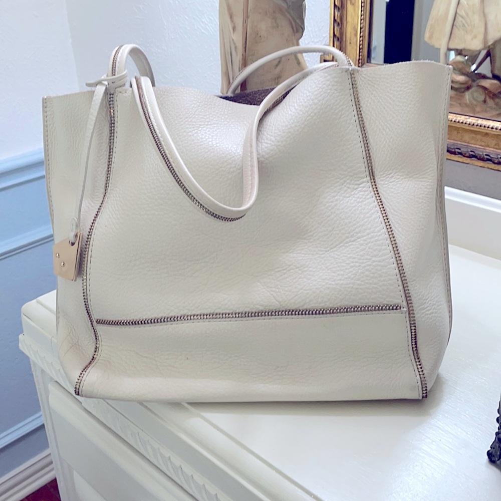 Beautiful off white 100% leather shoulder bag.
